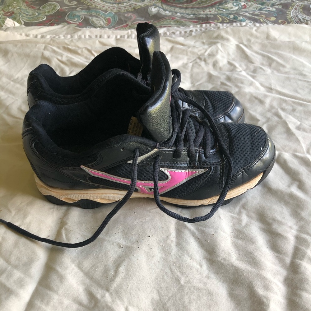 Girls Mizuno cleats